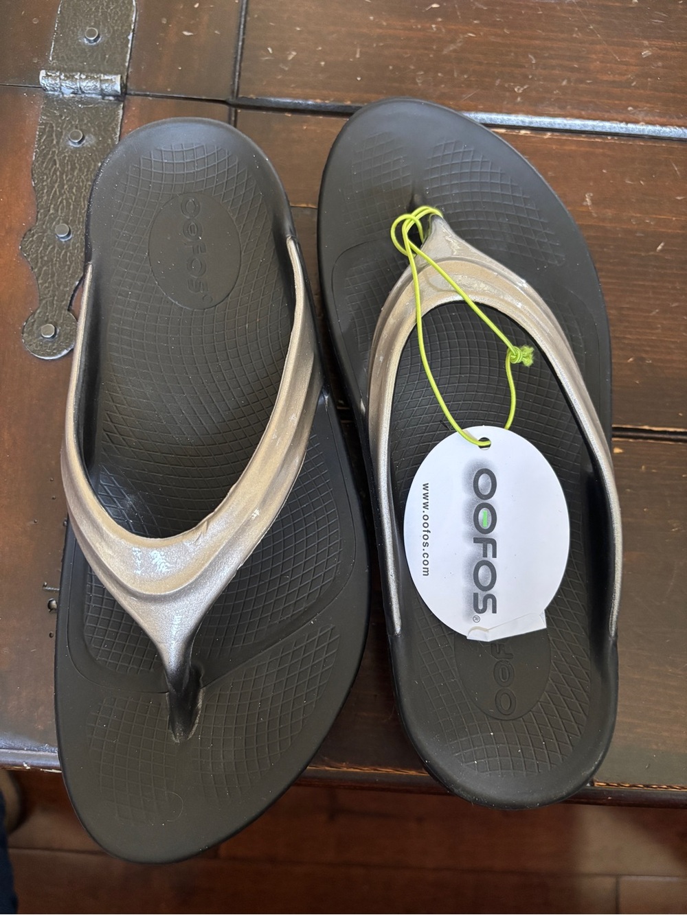 OOFOS Oolala black & latte Luxe recovery sandal/thong/flip flop
